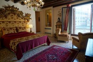 威尼斯的住宿－Granda Sweet Suites，一间卧室设有一张床和一个大窗户