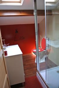 La salle de bains est pourvue de toilettes et d'un lavabo. dans l'établissement yourtes du bocage, à Bazoges-en-Pareds