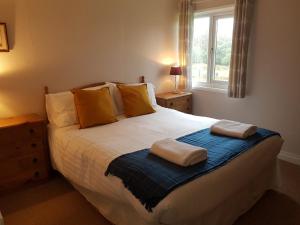 A bed or beds in a room at Parkgate Farm