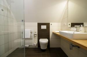 bagno con lavandino e servizi igienici di Gasthaus Dörsthof ad Alzenau in Unterfranken