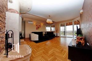 萨拉热窝Vila Sani的一间铺有硬木地板的大客厅 更多26张照片