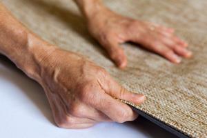 une personne avec ses mains au-dessus d'un tapis dans l'établissement The Originals City, Hôtel Les Bruyères, Dax Nord (Inter-Hotel), à Castets