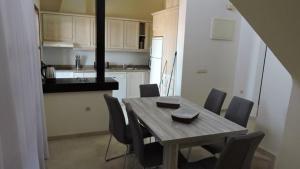 einen Esstisch mit Stühlen und eine Küche in der Unterkunft HL025 Luxury 3 bedroom villa with community pool in Fuente Alamo