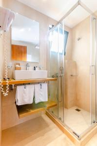 Koupelna v ubytování Pela Mare Hotel