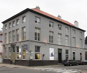 ein großes weißes Gebäude an der Ecke einer Straße in der Unterkunft B&B Kwaadham 52 - Music Hotel Ghent in Gent
