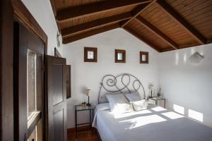 Postel nebo postele na pokoji v ubytování Apartamentos Los Patios de la Judería + 37 fotografií