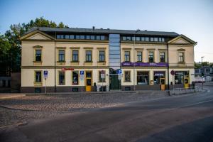 un gran edificio al lado de una calle en Elegant apartment en Liepāja