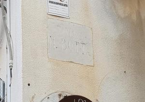 Ein Schild an einer Wand, auf dem steht, dass ich in der Unterkunft Appartamento TE&ME in Cefalú