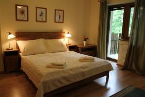 una camera da letto con un letto e due asciugamani di Penzión Harmónia a Modra