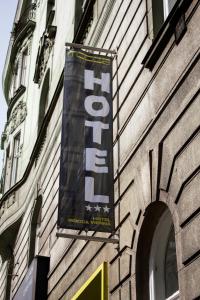um sinal na lateral de um edifício em Hotel Mocca em Viena