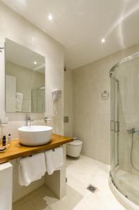 Koupelna v ubytování Pela Mare Hotel