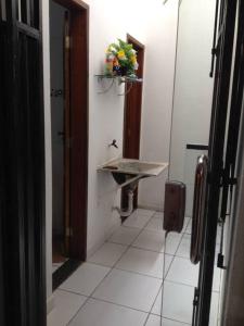 een kleine badkamer met een wastafel en een spiegel bij Kit Net, No Centro Comercial de Belém in Belém +10 foto's