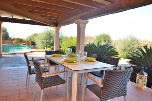 einen weißen Tisch und Stühle auf einer Terrasse in der Unterkunft Finca Son Arcaines de Can Simó 070 by Mallorca Charme in Sineu