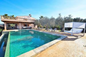 ein Pool vor einem Haus in der Unterkunft Finca Son Arcaines de Can Simó 070 by Mallorca Charme in Sineu