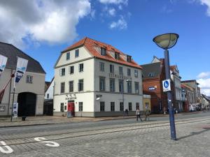 een wit gebouw aan de straatkant bij Seemannsheim Hostel Flensburg in Flensburg