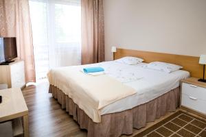 a bedroom with a large bed with a blue box on it at Gościniec Paradise in Mierzęcice