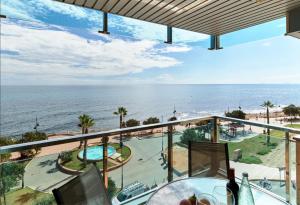 トレビエハにあるSea Front Callas De Torreviejaのリゾートのバルコニーから海の景色を望めます。