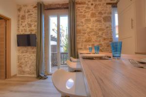 โทรทัศน์และ/หรือระบบความบันเทิงของ TERRASSE ARENE - 2P avec grande terrasse, situation idéale en Vieille ville