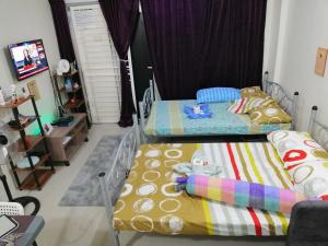1 dormitorio con 2 camas y TV en Condo Near NAIA Airport T 1,2,3&4 v4, en Manila