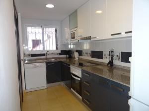 Kuchyň nebo kuchyňský kout v ubytování Apartamento Azul Beach La Mata Playa