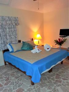 sypialnia z łóżkiem z dwoma zwierzętami w obiekcie Paradise Inn w mieście Port Antonio