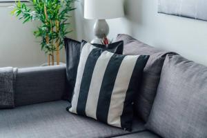 Een bed of bedden in een kamer bij 1BR Stylish Apartment, Perfect for Getaway - Oakdale 201