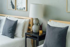 Een bed of bedden in een kamer bij 1BR Stylish Apartment, Perfect for Getaway - Oakdale 201