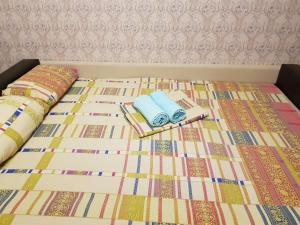 łóżko z dwoma poduszkami na górze w obiekcie Улучшенные апартаменты на Ауре w mieście Surgut