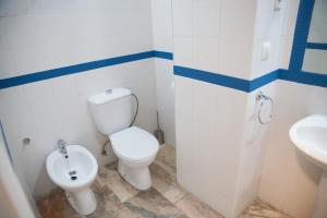 een badkamer met een toilet en een wastafel bij Ritual Sevilla Suite Alameda 5 in Sevilla