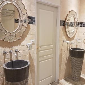 a bathroom with a sink and a mirror at La table de Pierre in Lussas-et-Nontronneau +10 photos