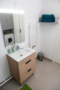 A bathroom at ILodge Secondia