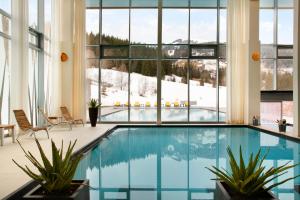 
The swimming pool at or near Kempinski Hotel Das Tirol
