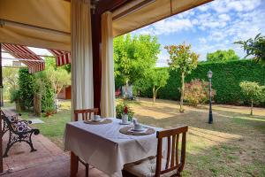 una mesa con un mantel blanco en el patio en B&B A Casa di Marta en Cavallino-Treporti