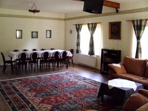 a living room with a table and chairs at Vila Roseta in Cărbunari