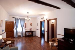 un soggiorno con divano e TV di Agriturismo Villa Irelli a Castellalto