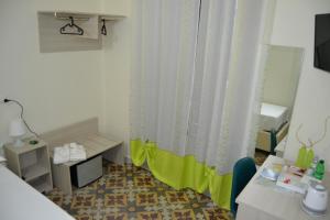 une chambre avec une table et un rideau jaune dans l'établissement Pietre e Sassi, à Matera