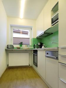 A kitchen or kitchenette at Ferienwohnungen Tiroler Alpenhof