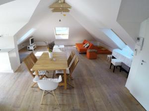 Photo de la galerie de l'établissement Hvar attic modern design - town center with a great view, à Hvar