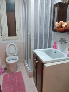 La salle de bains est pourvue de toilettes, d'un lavabo et d'une baignoire. dans l'établissement B&B Belvedere, à Naples