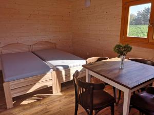 ein Schlafzimmer mit einem Bett und einem Tisch in einem Zimmer in der Unterkunft Resort Radslavice in Přerov