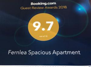 アーブロースにあるFernlea spacious apartmentのゲスト審査賞のポスター