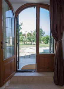 una puerta abierta con vistas a un patio en La Collina Degli Ulivi, en Forano