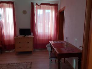 TV a/nebo společenská místnost v ubytování Casa Rafut