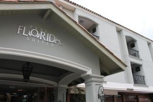 een winkel voor een gebouw met bloemrijke suites bij Plaza Florida Suites in Santo Domingo
