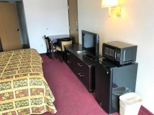 En TV eller et underholdningssystem på American Inn & Suites