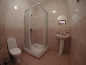 キーウにあるInn on Zhytomyrskaのバスルーム(シャワー、トイレ、シンク付)