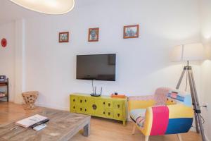 Televízia a/alebo spoločenská miestnosť v ubytovaní UrbanChicMalaga 3 Bedroom Spacious Quiet Historic Malaga Apt