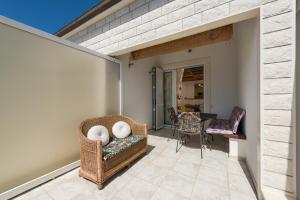 Posedenie v ubytovaní Luxury Bellavista Amazing sea Holidays with Private Beach & Parking