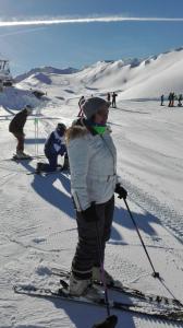 una mujer está parada en los esquís en la nieve en Landhaus Greiderer en Kössen