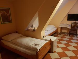 Postel nebo postele na pokoji v ubytování Pirates Hotel